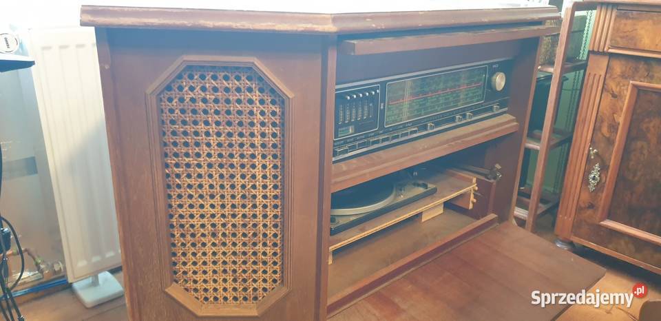 Komoda  z lat -50 ze sprzętem radio i gramofon
