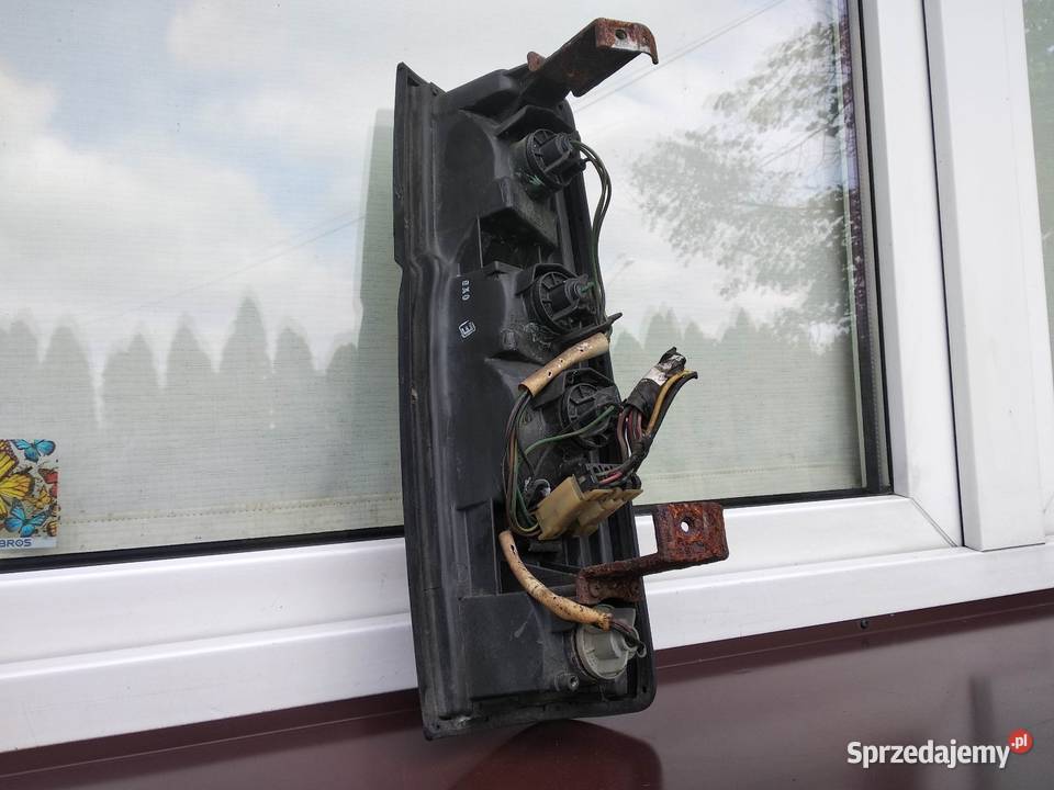 Nissan Navara D21 King Cab lampa tył tylna lewa Sieradz