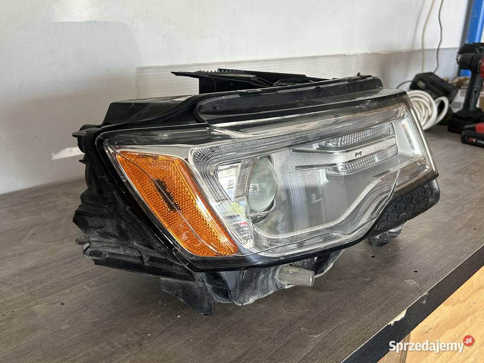 Przedni reflektor prawy uszkodzony BiXenon sprzedam