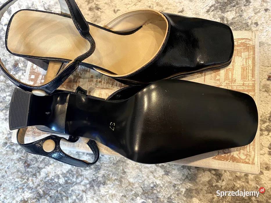 Czarne czółenka w stanie