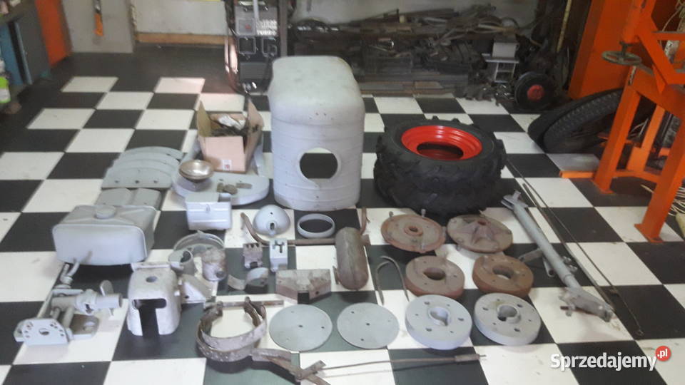 Ciągnik Dzik 2 z przyczepą w trakcie remontu Pozostałe Puszczykowo