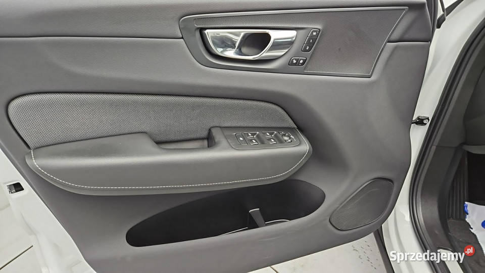 Volvo XC 60 B4 B Plus Dark aut Z Polskiego światła przeciwmgielne Warszawa sprzedam