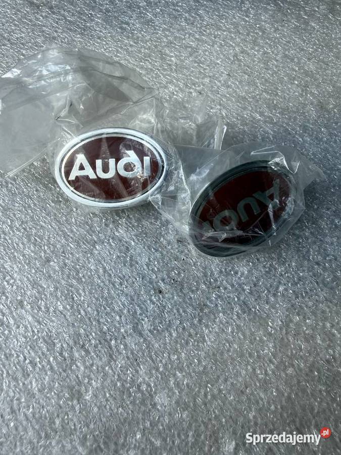 Oryginalne czerwone emblematy błotnika Audi 100 Rok produkcji 1990 Konin