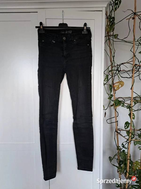 Czarne rurki z przetarciami klasyka w Trąbki Wielkie