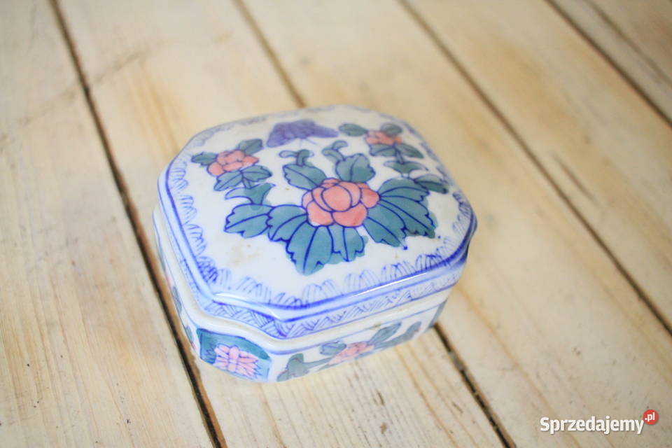 Szkatułka porcelanowa pięknie zdobiona