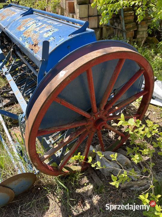 Siewnik zabytek drewniane koła