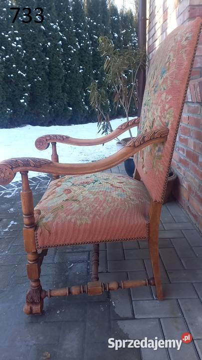 Fotel zabytkowy z rzeźbionego drewna dębowefo zachodniopomorskie Gawroniec