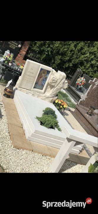 Nagrobek z piaskowca z witrażem pomnik z rzeźbą Katowice
