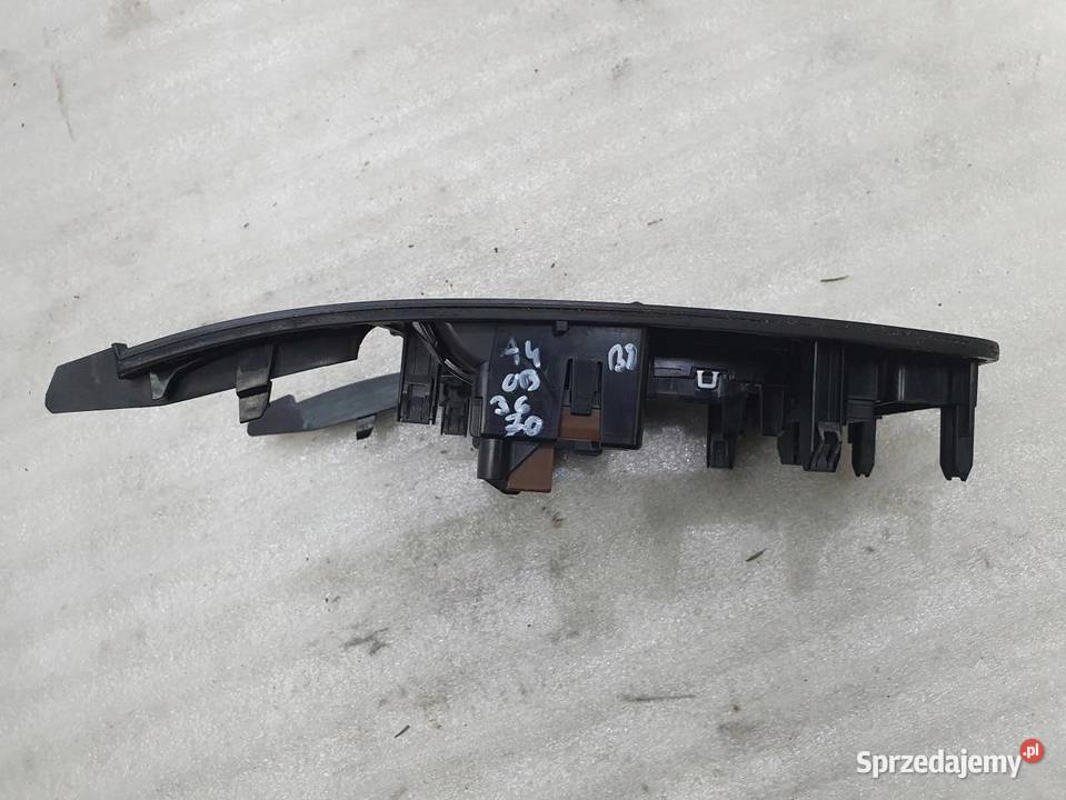 GAŁKA ŚRODKOWY RAMKA AUDI A4 B8 8K0864261 osobowe sprzedam