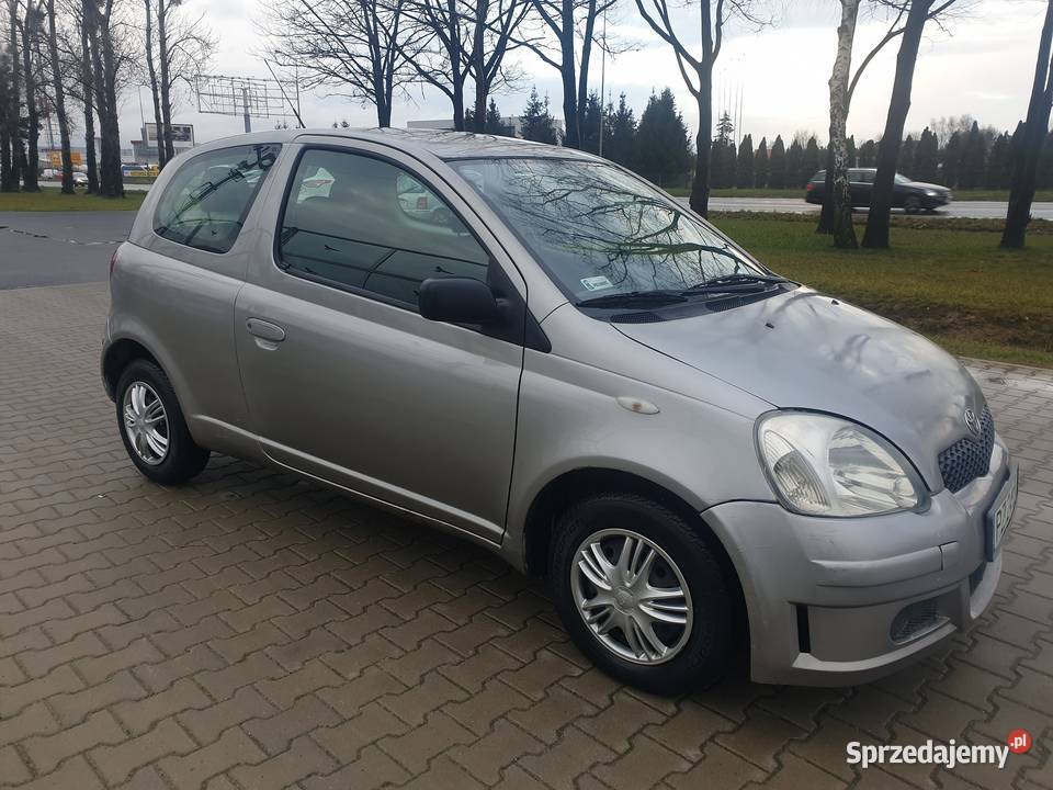 Toyota Yaris 10 Benzyna 2003r Salon 5 osobowy 65 srebrny Poznań