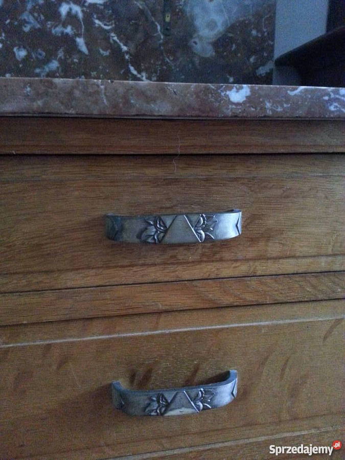 Okazała toaletka z marmurowym blatem