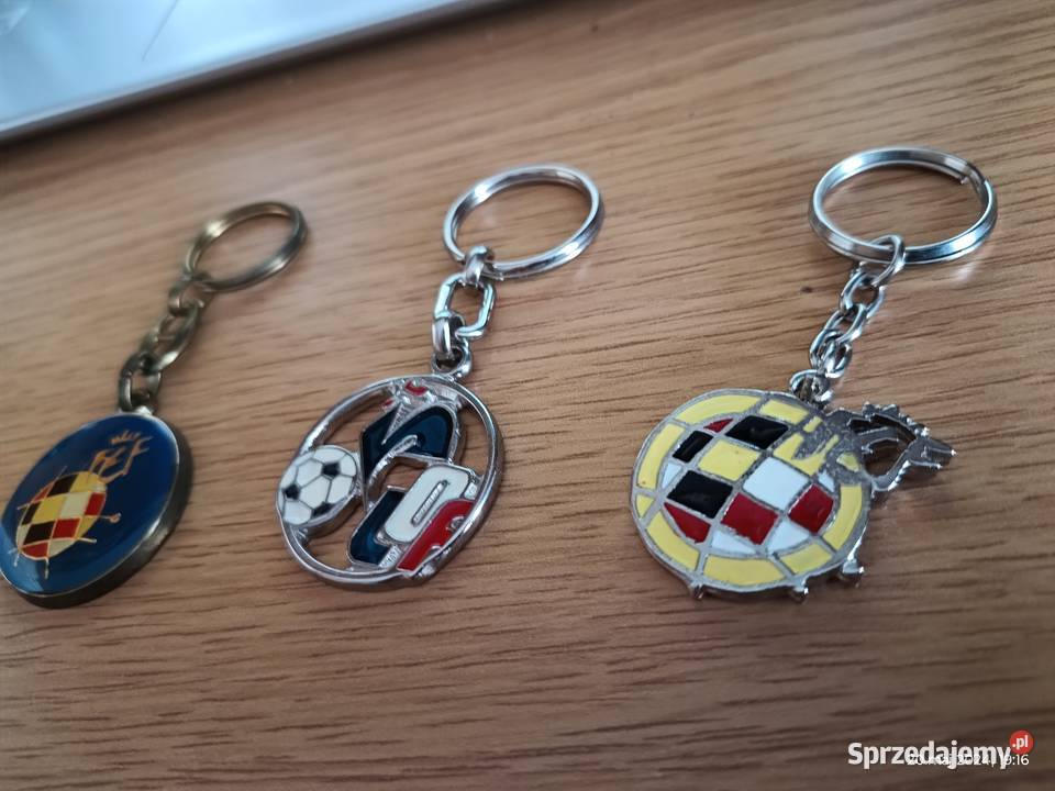 Breloki federacji piłkarskich Hiszpanii i Wronki