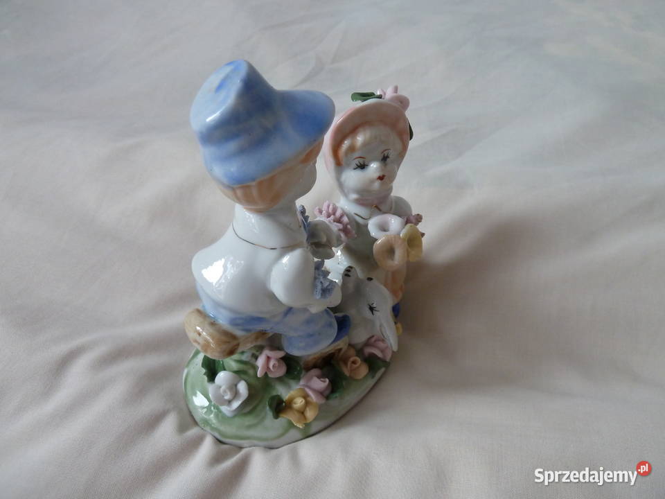 Porcelanowa figurka chłopiec i dziewczynka na