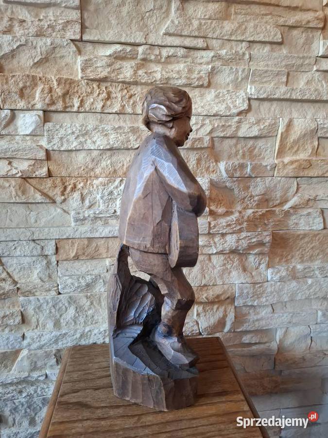 Rzeźba z drewna gitarzysta grajek na gitarze Lubień