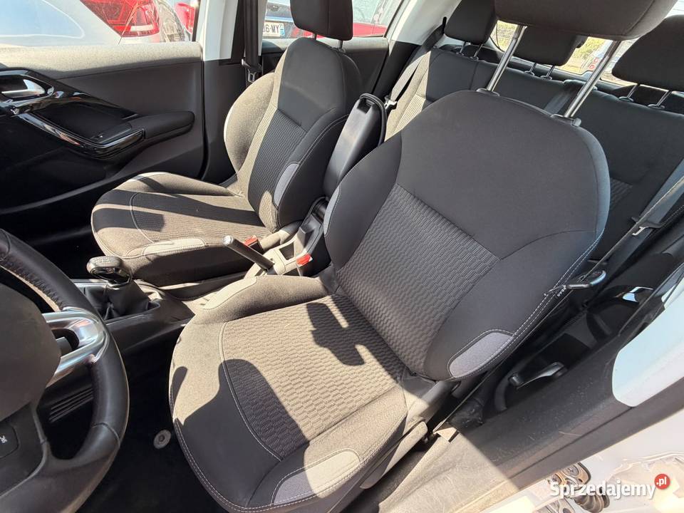 PEUGEOT 208 16 BlueHDi 75 Active Business DZ210 Hatchback