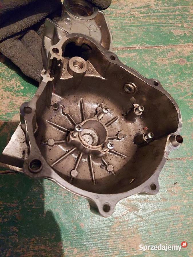 Daelim VT 125 pokrywa osłona dekiel lewy VT125 Pokrywy i osłony silnika Jelenia Góra