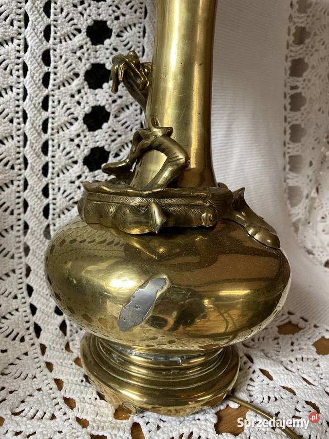 stara lampa z brązu z motywem smoka brąz