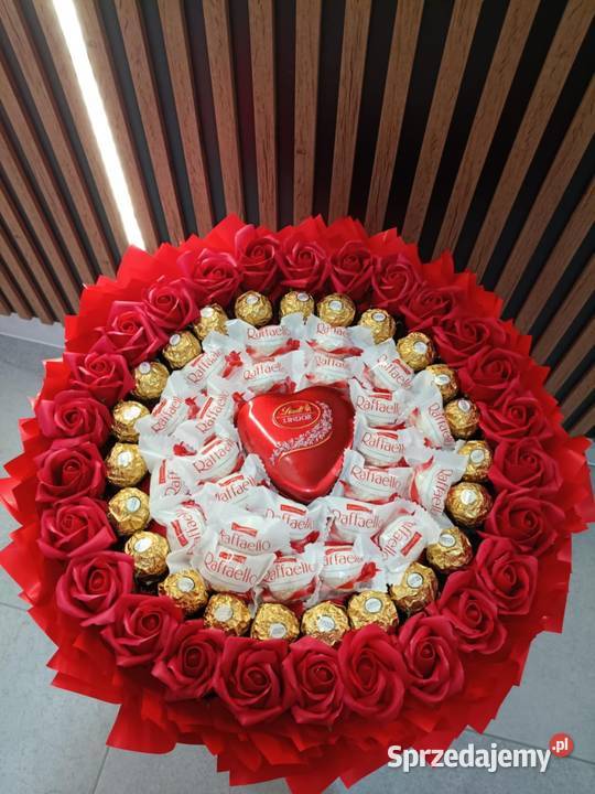Duży bukiet z róż mydlanych i cukierków Rafaello wielkopolskie