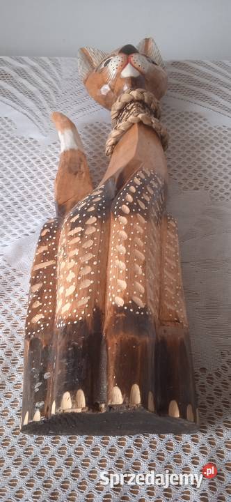 Rzeźba drewnianego kota Świdnica