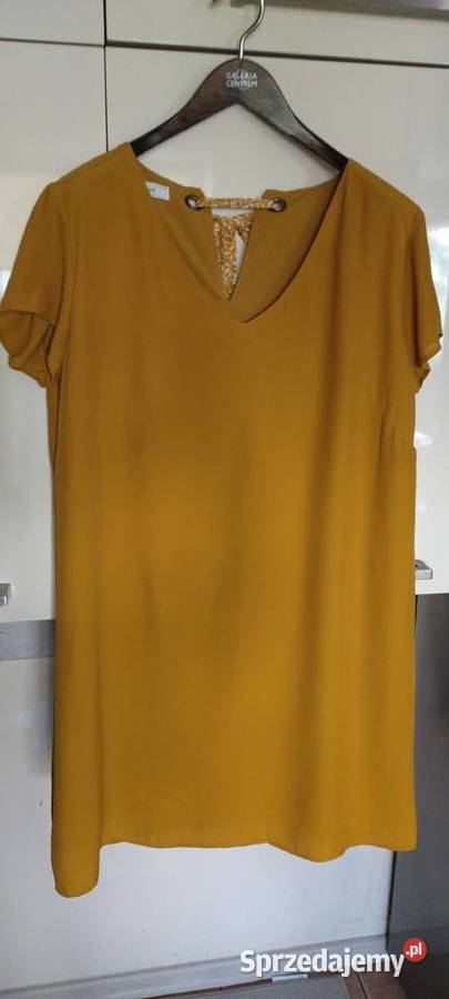 Sukienka w kolorze musztardowym