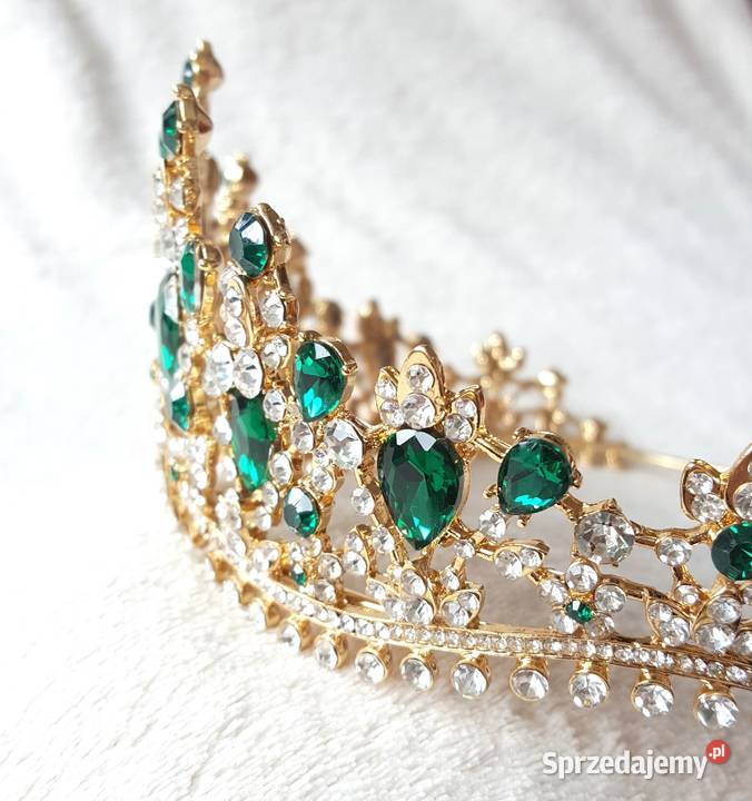 Korona złoty kolor zielone kamienie królowa Szczecin