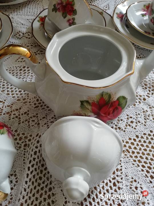 Biała porcelana w czerwone róze sygnowana Gorlice