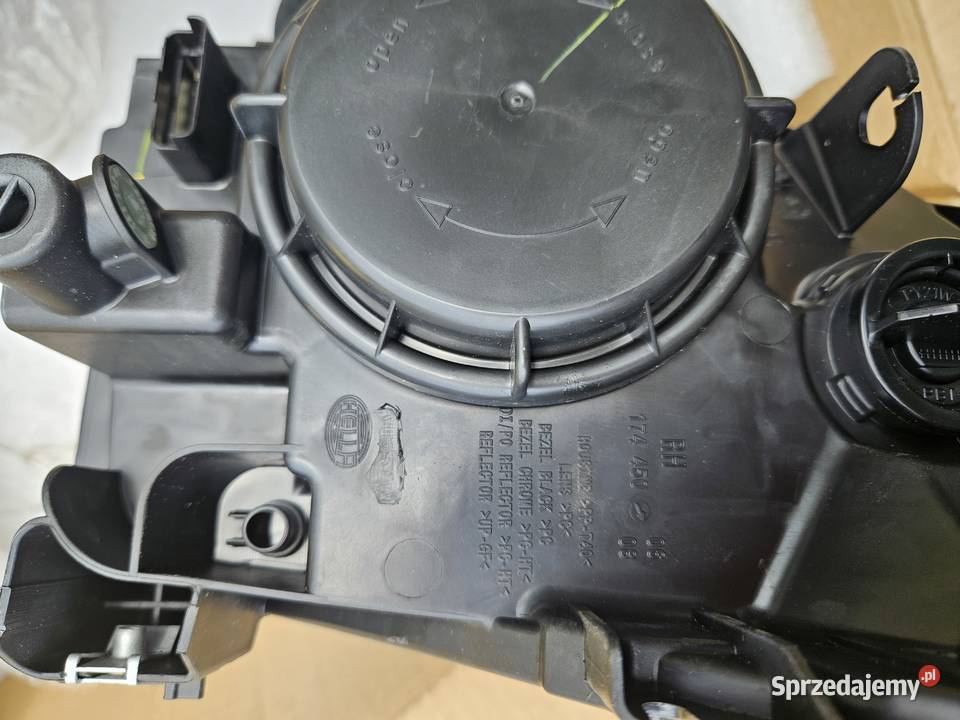 Lampa przednia prawa J10 Lift Nissan Qashqai Biała Rawska