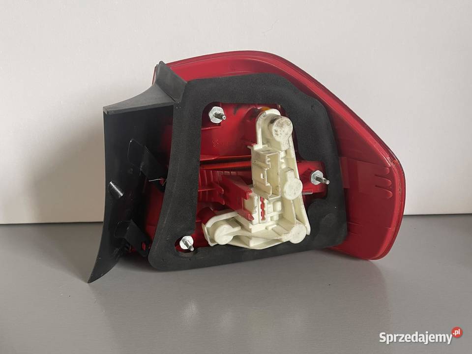 BMW E90 SEDAN LEWA LAMPA TYŁ Ostroróg