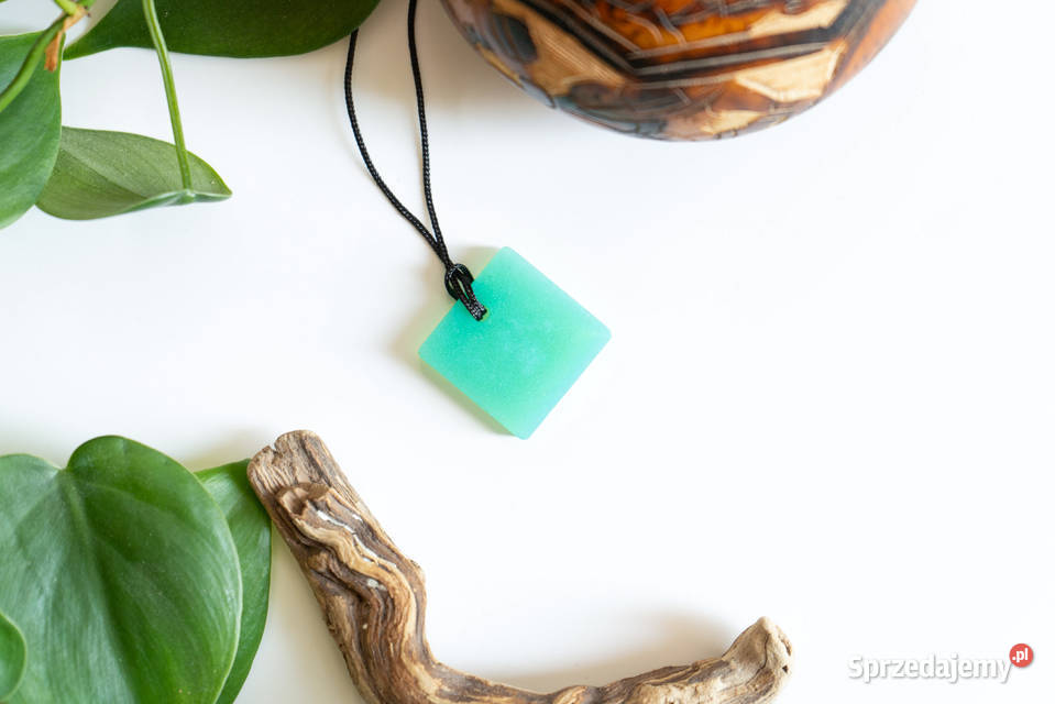 Turkusowy wisiorek kwadrat świeci w ciemności i Warszawa