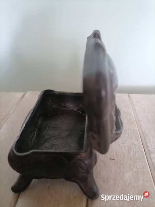 Stara szkatułka zdobiona ornamentami Kraków