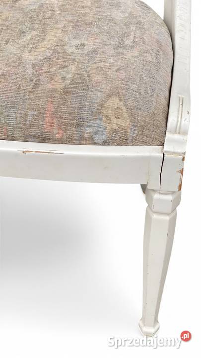 Stylowy biały stolik z czterema krzesłami