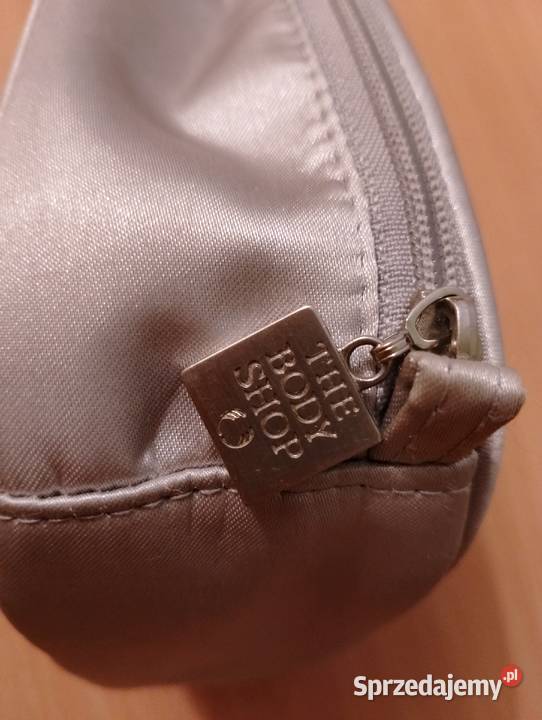 KOSMETYCZKA BODY SHOP satynowa srebrna z rączką wielkopolskie Złotniki