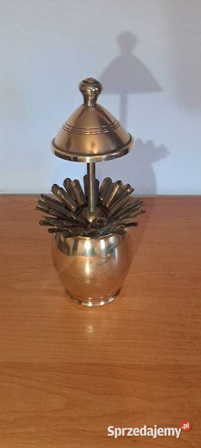 mosiężna papierośnica vintage z przykrywką