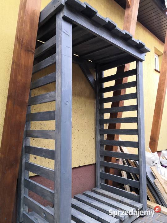 Drewutnia składzie na drewno