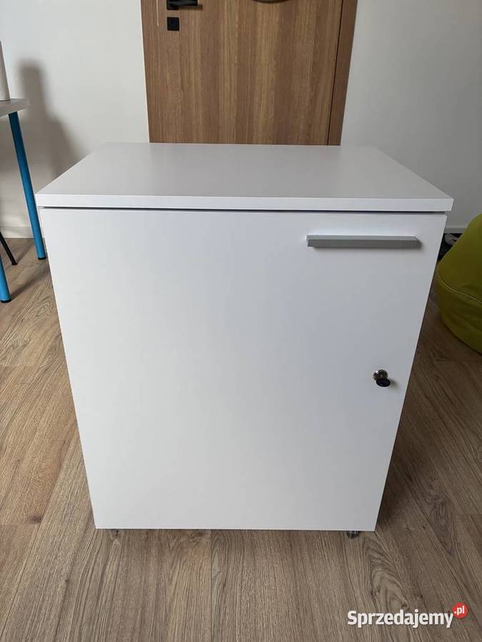 Szafka na kluczyk na kółkach