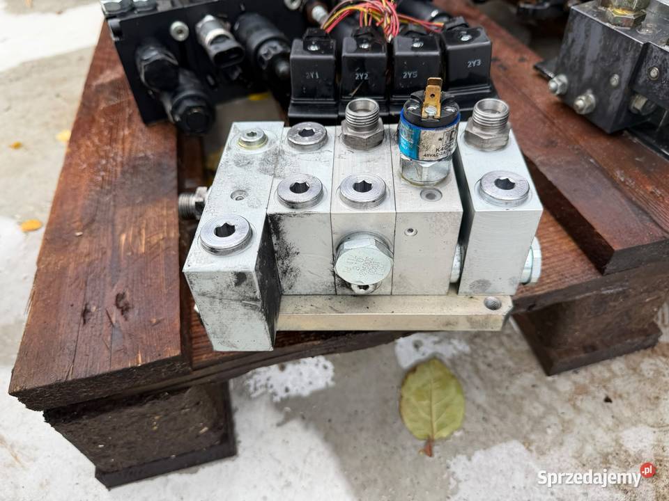 Trzysekcyjny rozdzielacz hydrauliczny LINDE Antonie