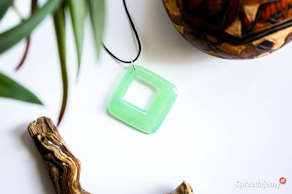 Duży zielony wisiorek świecący w ciemności i w sprzedam