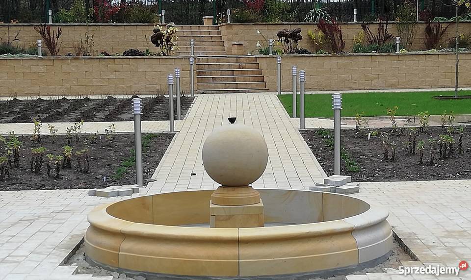 Fontanna z kamienia paskowiec naturalny Produkcja Kamienna Góra