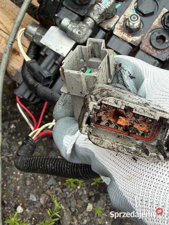 Rozdzielacz hydrauliczny czterosekcyjny hyster