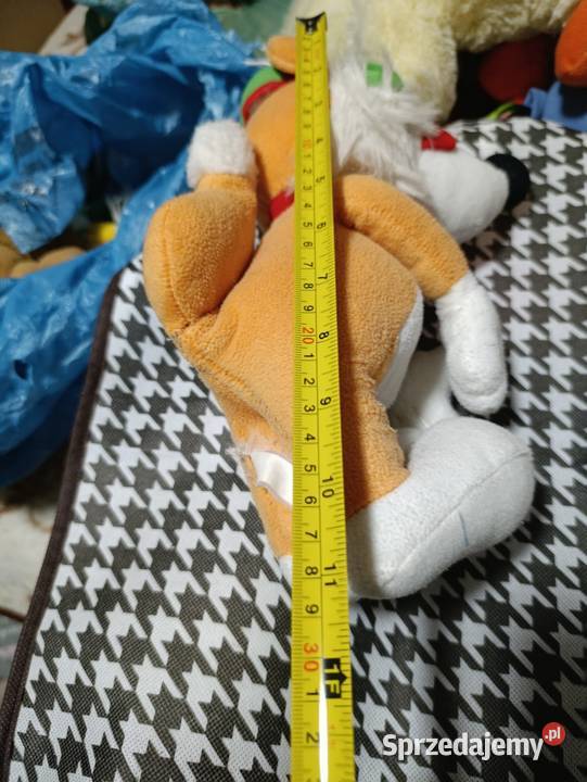 Pluszak przedstawia Ferdi Fuchsa maskotkę Poznań