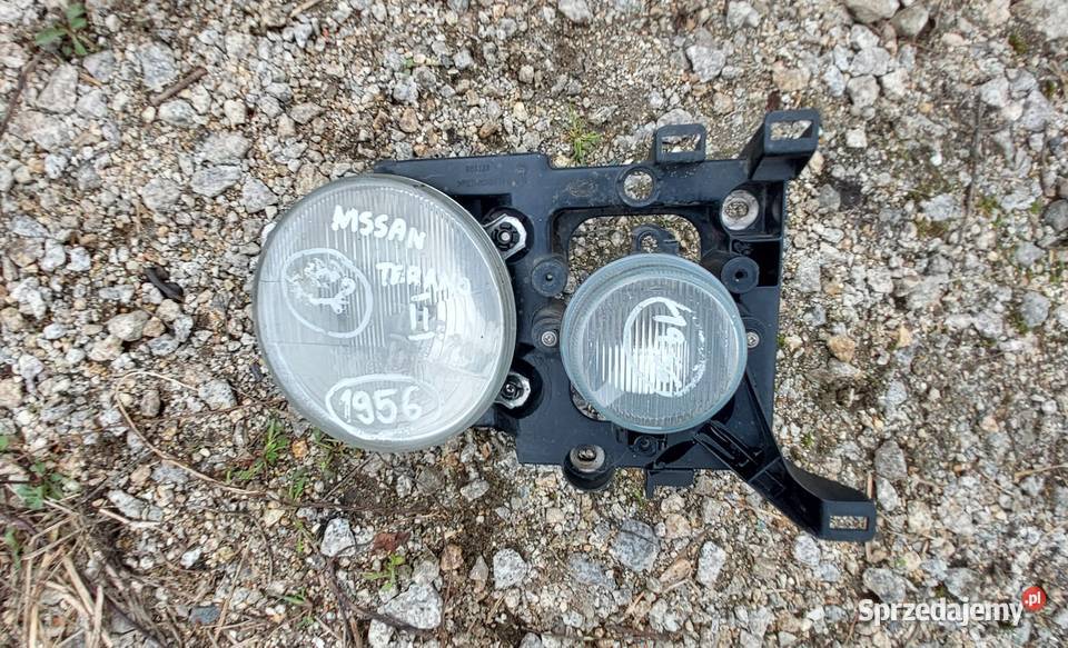 Nissan Terrano II 1997 1998 lampa prawa Motoryzacja Byków