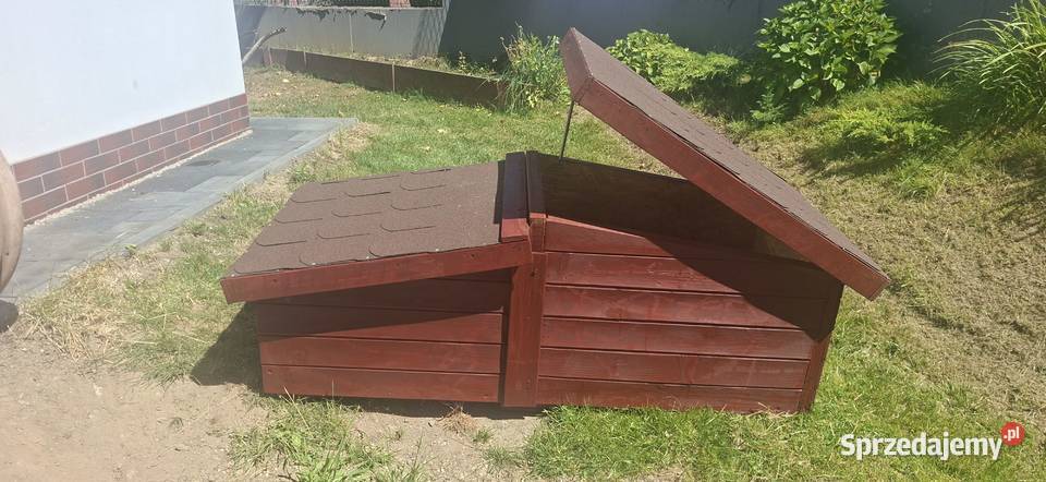 Nowa i mała buda psa Kasinka Mała