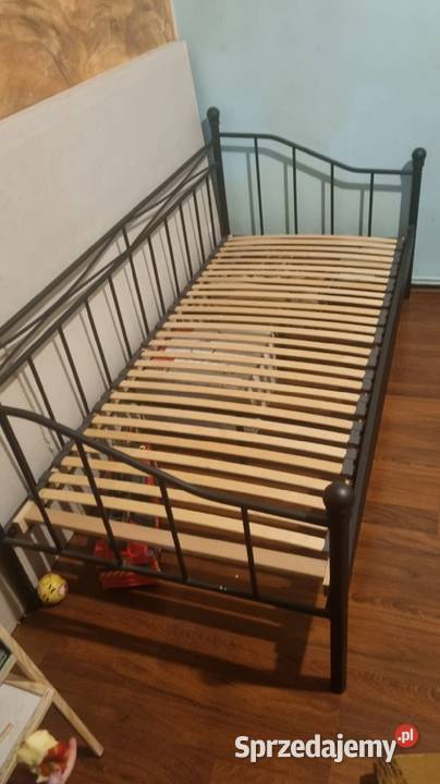 Łóżko metalowe ze sprężynowaniem drewnianym