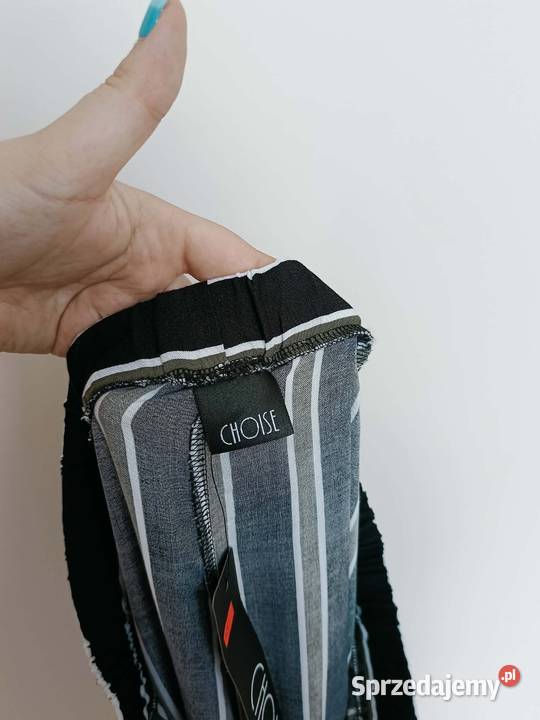 Choise Czarne spodnie w białe i oliwkowe paski r Rozmiar 44(XXL) Gdynia