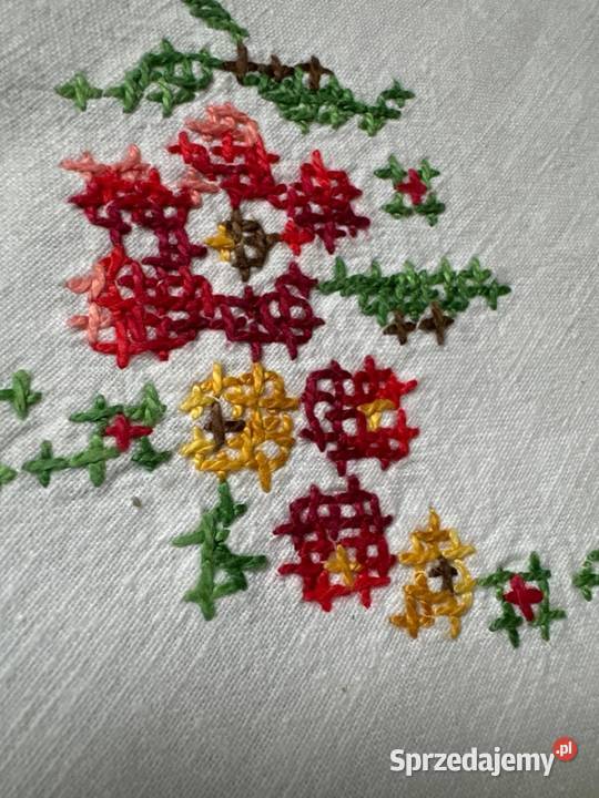 obrus ręcznie haftowany z koronkami rękodzieło Zabrze