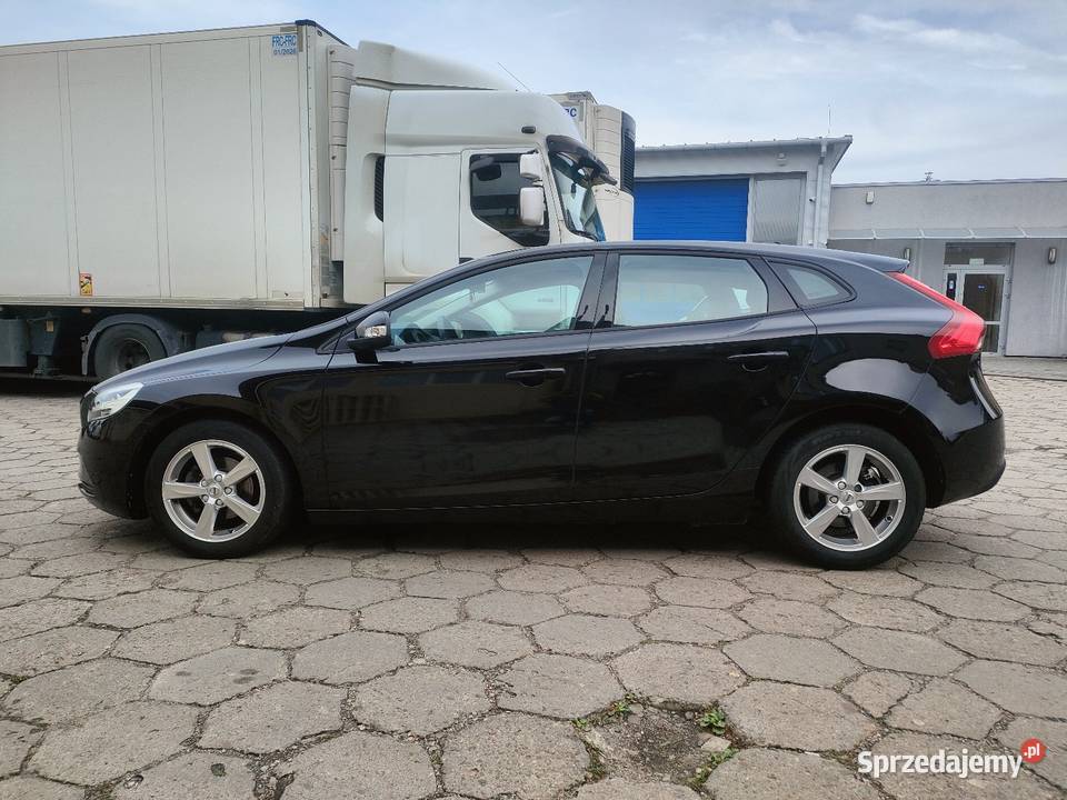 Świeżo sprowadzone V40 Diesel 2017 czarny V40 podkarpackie