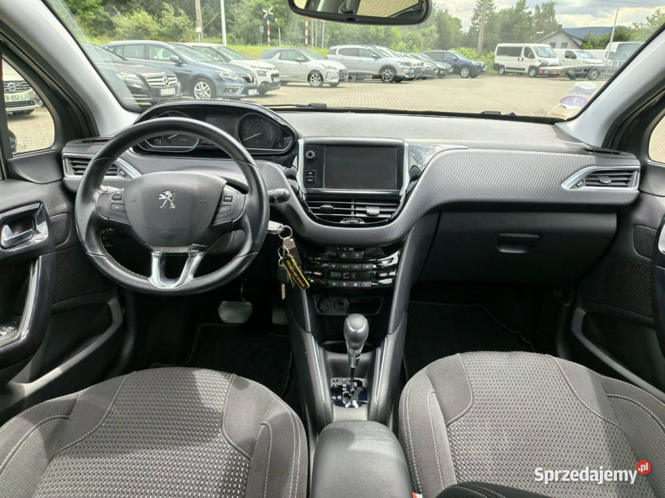 Peugeot 208 lifcie 12 benzyna 110 niski przebieg sprzedam