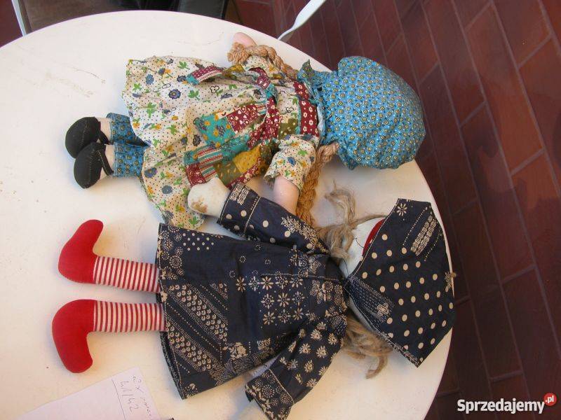 dwie stare szmaciane lalki