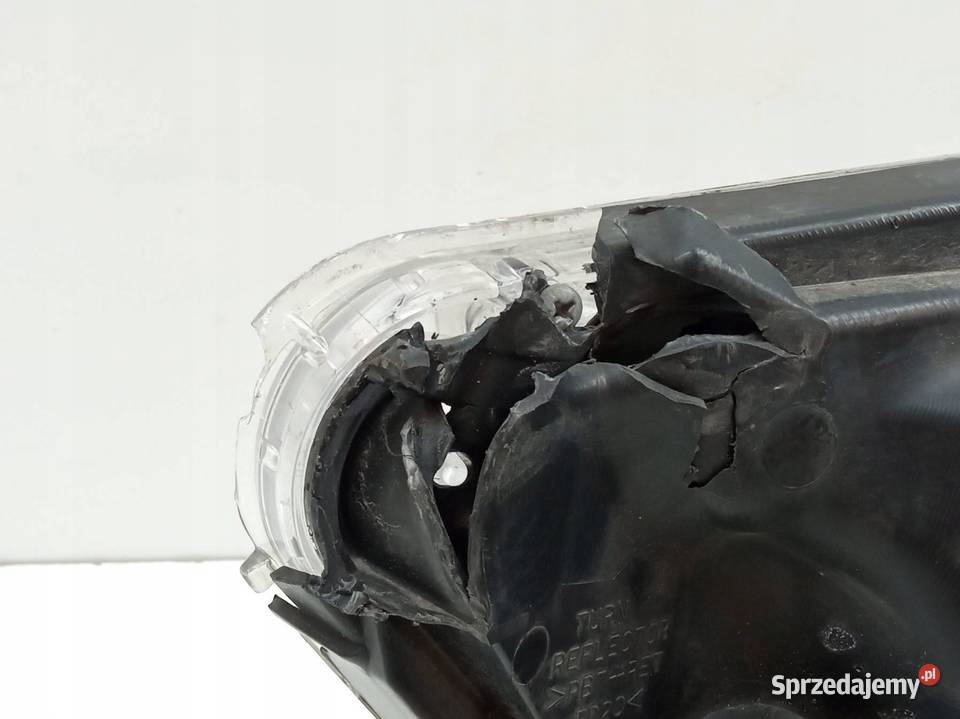 LAMPA PRZÓD PRAWA EU USZKODZONA 8301C872