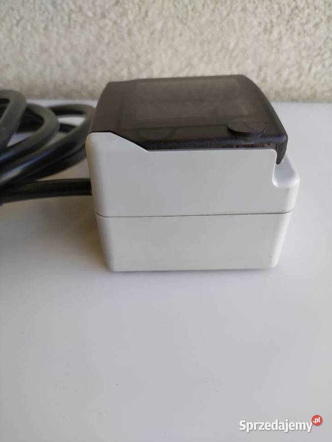 Gniazdo elektryczne pojedyncze natynkowe UK